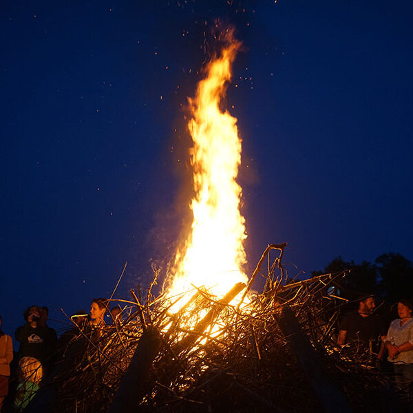 Feuer, Gesang und Pizza