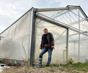 Solawi-Mitglied mit Krücken.