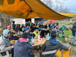 Gemeinsame Brotzeit am ersten Ackertag.