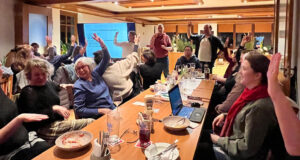 Solawi-Mitglieder beim Abstimmen während der Versammlung.