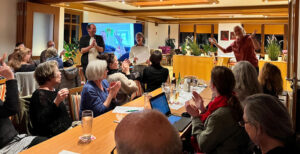 Die Solawi-Mitglieder singen ein Geburtstagsständchen und klatschen für Melanie.