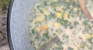 Topf mit Gründonnerstagssuppe