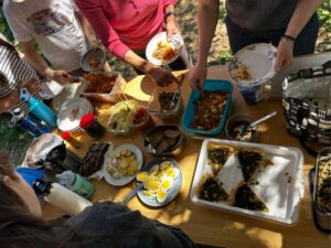 reich gedeckte Festtafel zum 1. Mai