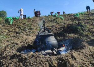 Mongolischer Druckkochtopf auf dem Feld