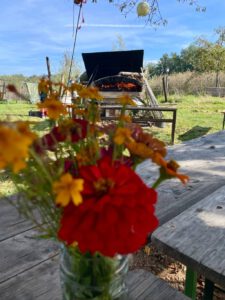 Blumen und Ofenkartoffeln